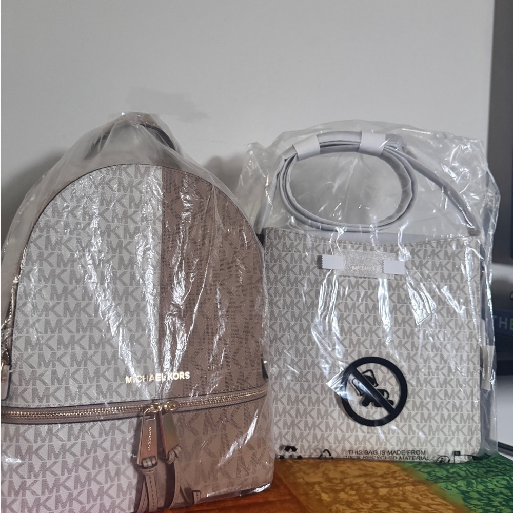 ♥️NWT Michael Kors Womens Rhea Zip Medium Backpack Vanilla Multi♥️ - Picture 7 of 12